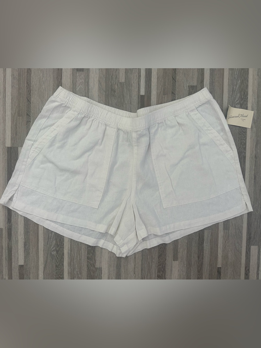 • Universal Thread White Shorts Size XL NWT